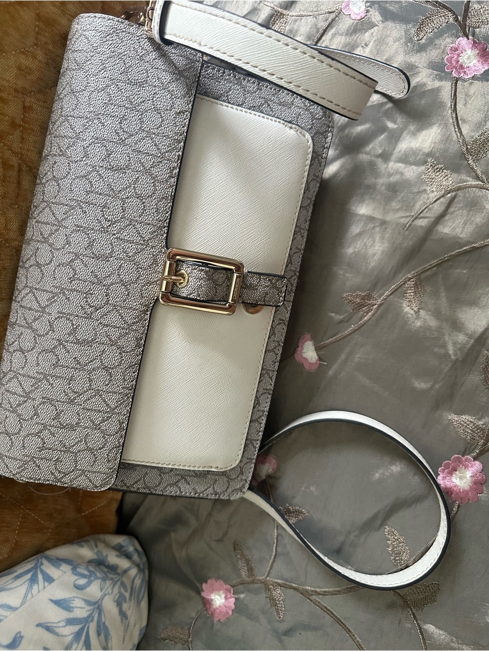 Stylish Two-Tone Crossbody Bag in Light Gray and Cream